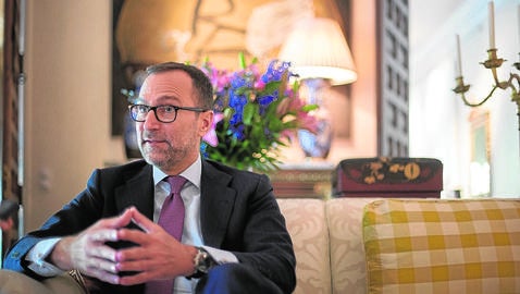 James Costos, en un momento de la entrevista con ABC / IGNACIO GIL