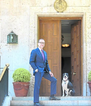 Con su perro Greco, recogido en una protectora /I. GIL