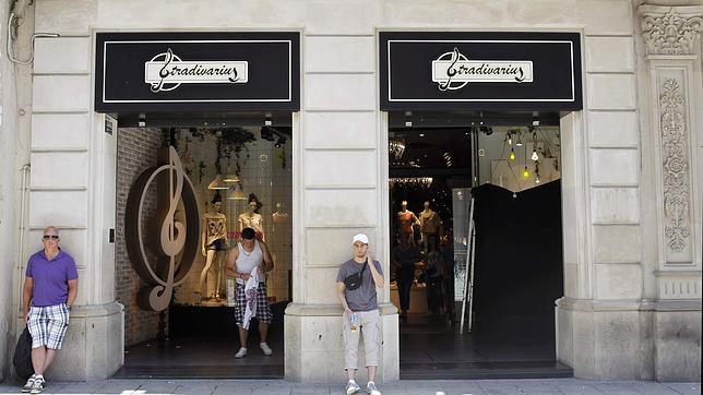 Catálogo Stradivarius para hombre Primavera Verano 2022 - Modaellos.com