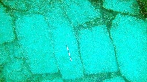 Dolomitas con aspecto de pavimento, formada a causa del crecimiento microbiano sobre una salida difusa de gases