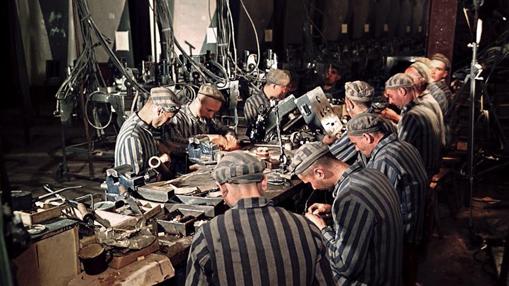 Trabajadores esclavos trabajando en un misil V-2