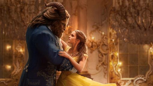 Emma Watson, en el papel de Bella, bailando con la Bestia