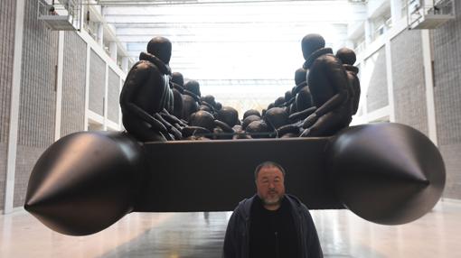 Ai Weiwei, junto a su instalación