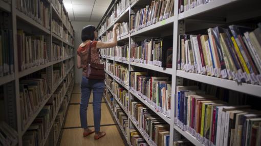 Uno de los compactos que contiene la Biblioteca de Mujeres, en el depósito de la biblioteca del Museo del Traje