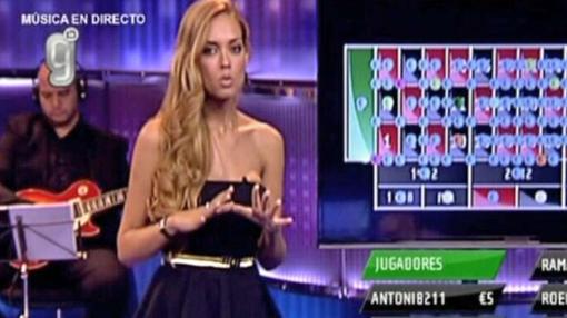 Músicos tapados por el logo y el ruido y la furia del juego nocturno