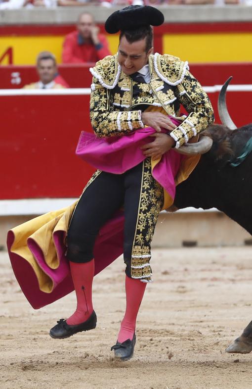 El Fandi, prendido en un quite por zapopinas