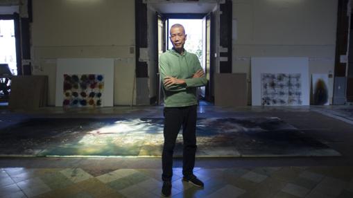 Cai Guo-Qiang, con algunas de las obras que está creando en el Salón de Reinos