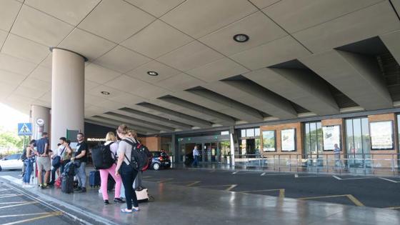 La estación de tren de Sevilla ha amanecido sin taxis