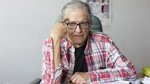 El catedrático durante un momento de la entrevista