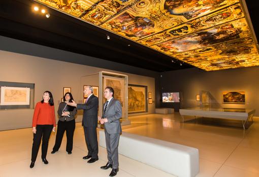 De izquierda a derecha: Elisa Durán, directora general adjunta de la Fundación Bancaria La Caixa; Isabel Fuentes, directora de CaixaForum Madrid; e Isidro Fainé y Jaume Giró, presidente y director general de la Fundación Bancaria La Caixa