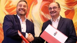 El presidente y líder del PSOE aragonés, Javier Lambán, con su consejero José Luis Soro, de la Chunta, cuando firmaron su primer acuerdo de coaliciión. Gobiernan juntos desde 2015