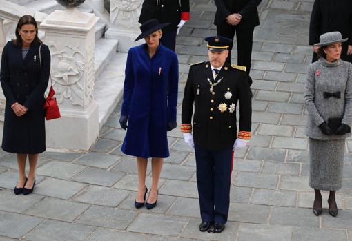 Las princesas Carolina y Estefanía de Mónaco junto a su hermano el príncipe Alberto y su mujer Charlene