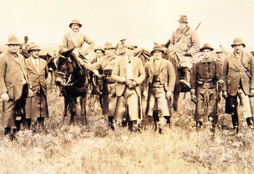 De izquierda a derecha, el duque de Arión, el marqués de La Romana (Pedro Caro y Martínez de Irujo) y el príncipe Max Hohenlohe -ambos a caballo-. A su lado, el marqués de Povar y el duque de Almazán. La imagen es de 1930