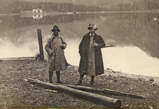 Joaquín Fernández de Córdoba y Osma, duque de Arión, junto al príncipe Furstemberg, en una imagen tomada en Salzkammergut (Austria). Infatigable montero, mató su primer venado en Checoslovaquia cuando tenía 15 años