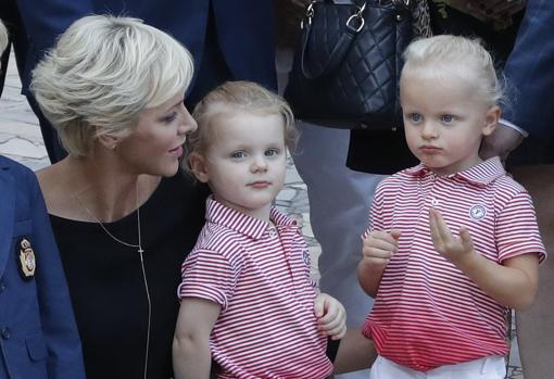 Los mellizos Jacques y Gabriella de Mónaco junto a su madre
