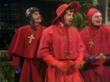 Escena de humor de los Monty Python disfrazados de miembros de la Inquisición española.