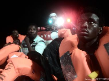 Inmigrantes rescatados por el equipo del barco Aquarius en aguas de Libia