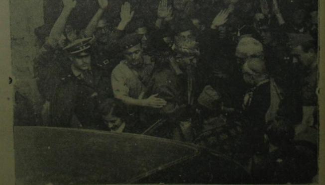 Imagen facilitada por Los Veteranos Legionarios de la Plataforma Patriótica Millán-Astray en la que se ve a Carmen Polo saliendo de la Universidad de Salamanca acompañada por Millán Astray y Unamuno