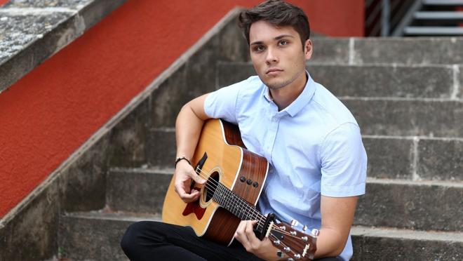 Damion posando en su video de presentación de «OT 2018»