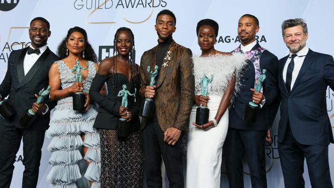 El reparto de «Black Panther» con el premio a mejor reparto en una película