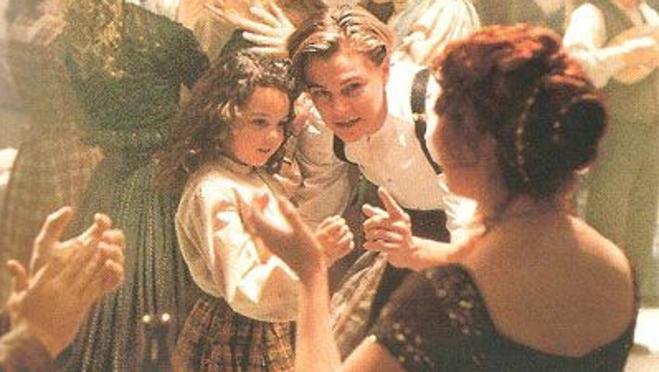 Cora (Owens), junto a Jack (DiCaprio) y Rose (Winslet) en «Titanic»