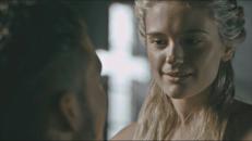 Freydis (Alicia Agneson), junto a Ivar (Alex Hogh Andersen) en «Vikingos»