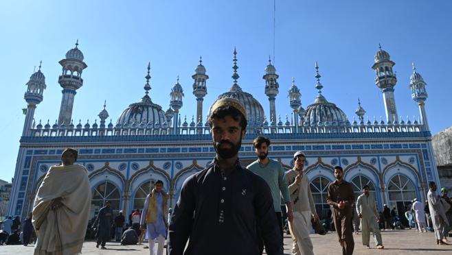 Rozi Khan saliendo de una mezquita después de la oración del viernes en Rawalpindi
