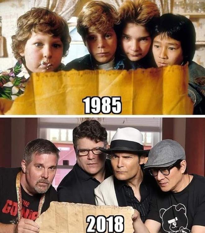Los protagonistas de «Los Goonies» emulando, junto a un fan, una escena de la cinta
