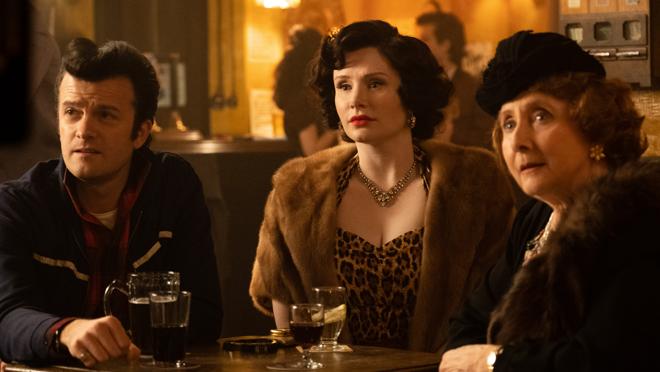El padrastro, la abuela y la Sheila (Bryce Dallas Howard), la madre ficticia de Elton John