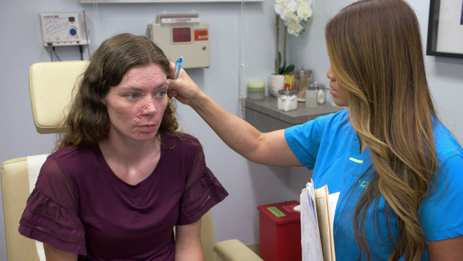 La doctora Lee, junto a una de sus pacientes