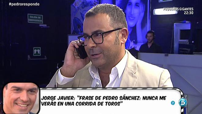Jorge Javier Vázquez hablando por teléfono con Pedro Sánchez