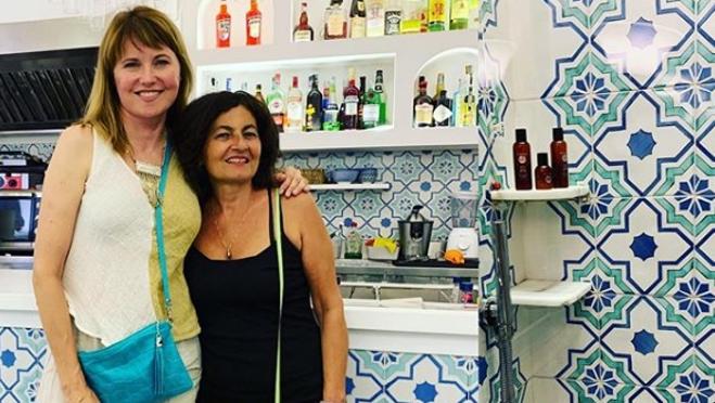 Lucy Lawless (a la izquierda de la imagen), en una foto reciente