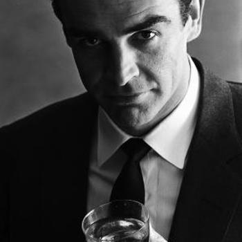 Sean Connery con vaso de whisky