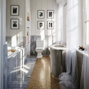 Cuarto de baño de una de las tres suites