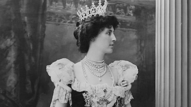 Winifred, duquesa de Portland, llevando la Tiara para la coronación de Eduardo VII en 1902