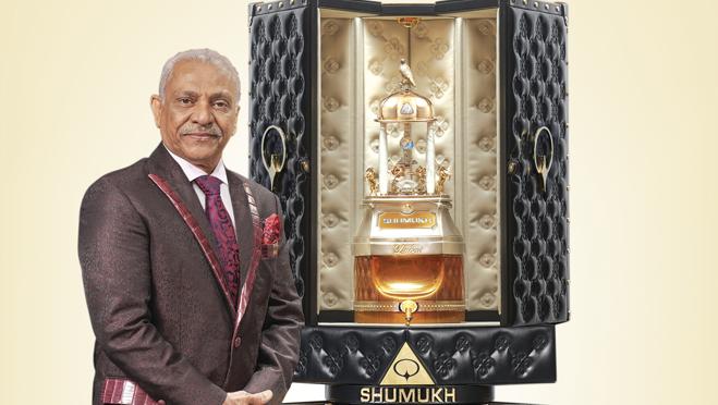 El maestro perfumista Asghar Adam Ali junto al estuche de casi dos metros del perfume