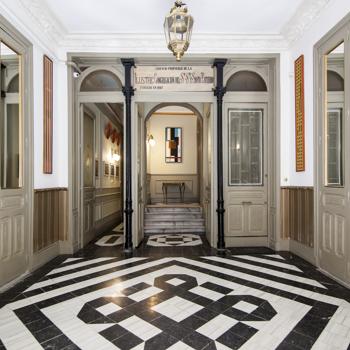 Portal de un edificio histórico restaurado en la puerta del sol
