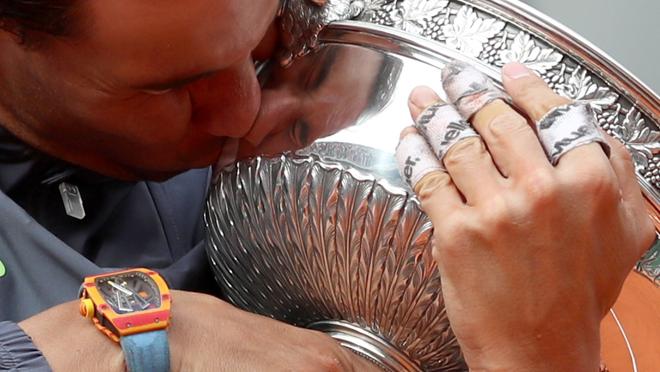 Nadal abrazando el trofeo de su última victoria en Roland Garros