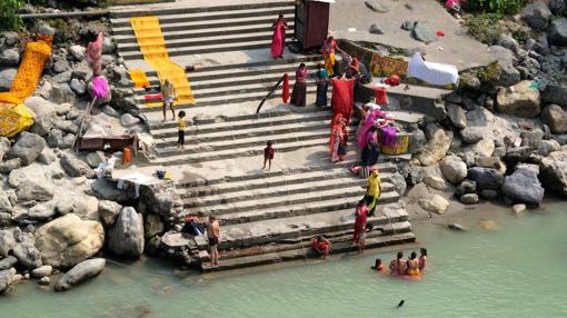 Baño sagrado en Rishikesh