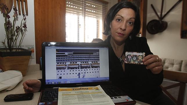 Ángeles Mantero muestra la tarjeta de Costa Concordia
