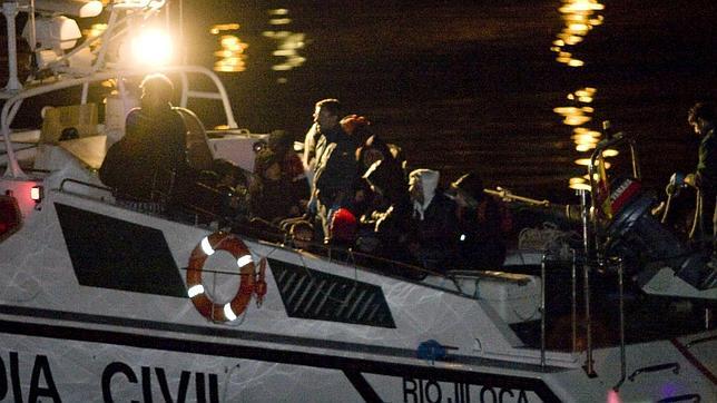 Rescatados siete subsaharianos en una patera en el Estrecho