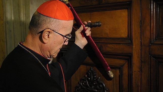 El camarlengo cierra la puerta del apartamento del Papa