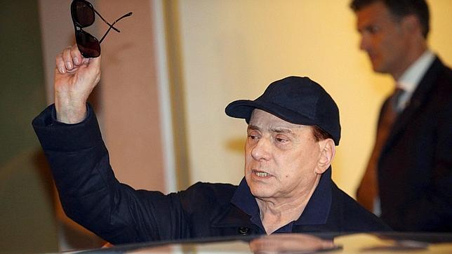 Berlusconi abandona el hospital con gorra y gafas de sol por sus problemas oculares