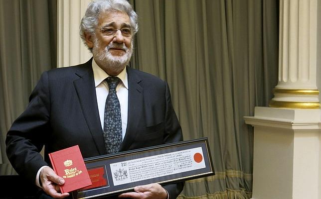 Plácido Domingo muestra el certificado de las Llaves de la City de Londres