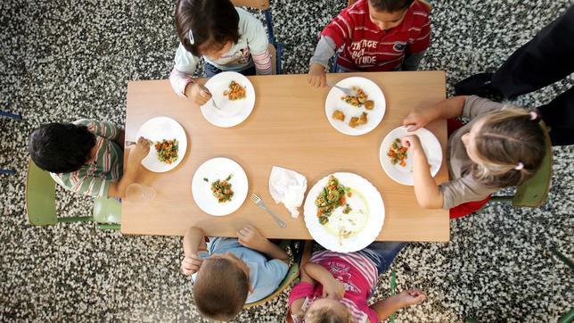 Andalucía copia a Chávez su plan para dar tres comidas al día a miles de niños