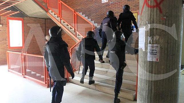 25 Radicales Secuestran La Facultad De Politicas De La Complutense