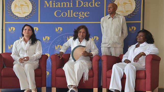 Guillermo Fariñas junto a las Damas de Blanco (dcha. a izq.) Berta Soler, Belkis Cantillo y Laura Labrada Pollán, en un acto este lunes en Miami