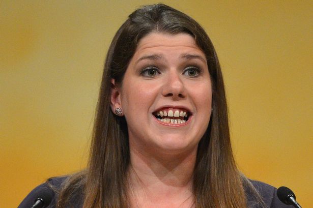 La ministra de la Mujer británica pide a los padres que no «llamen guapas» a sus hijas