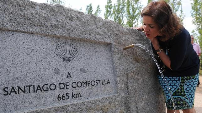 La alcaldesa bebe de la fuente instalada en el inicio del Camino de Santiago en Fuencarral