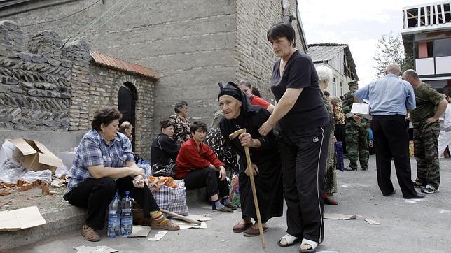 Habitantes de Osetia del Sur esperan para recibir comida en una iglesia durante la guerra de 2008